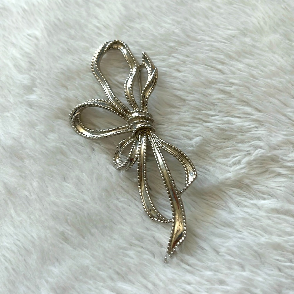 🎀 Vintage 80s Silver-Tone Bow Pin 🩶